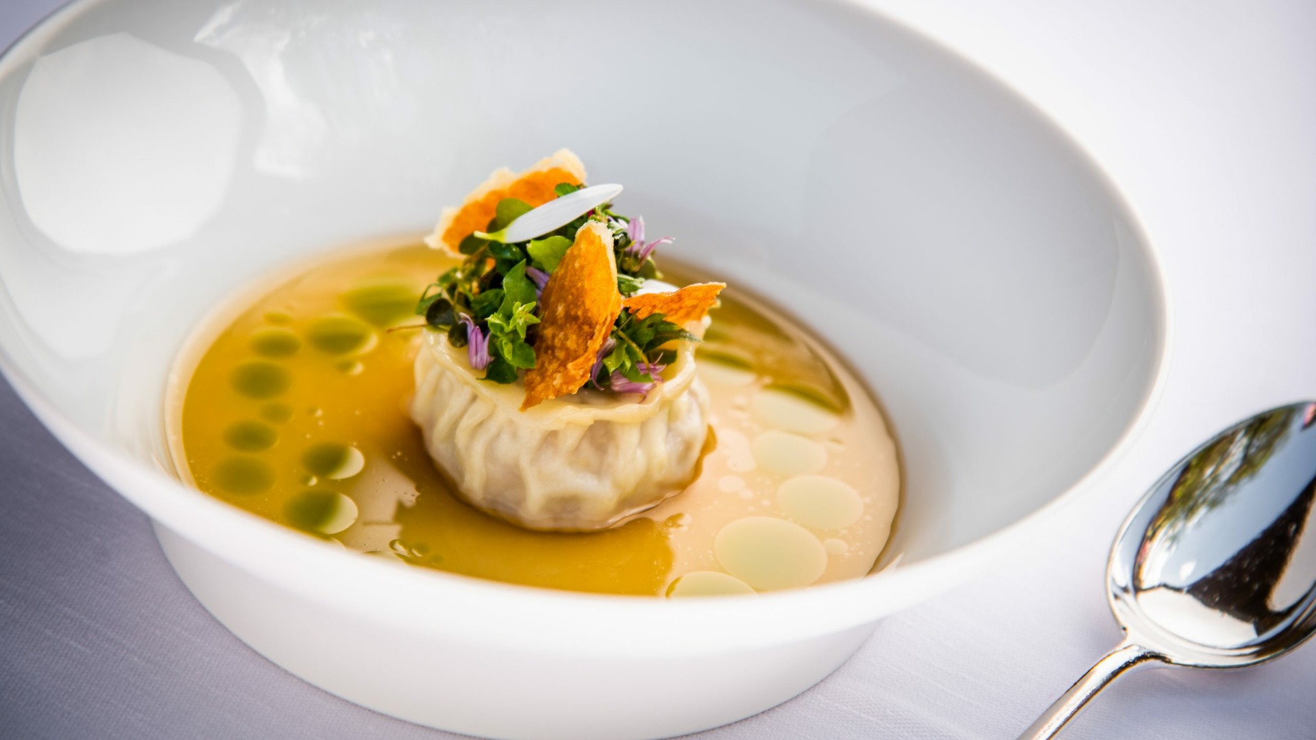 Raviolo vom Bierschwein, Piora-Alp Rohschinken, Senfsaat, Bergkräuter. | © Thomas Buchwalder Raviolo vom Bierschwein, Piora-Alp Rohschinken, Senfsaat, Bergkräuter.