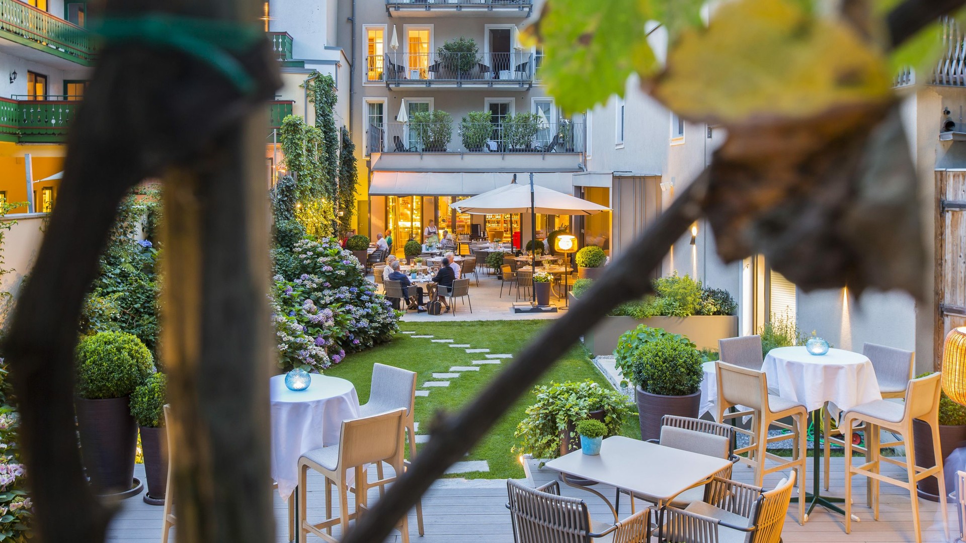 Der Gastgarten des Genießerrestaurant Döllerer. | © Neumayr/Leo Der Gastgarten des Genießerrestaurant Döllerer.